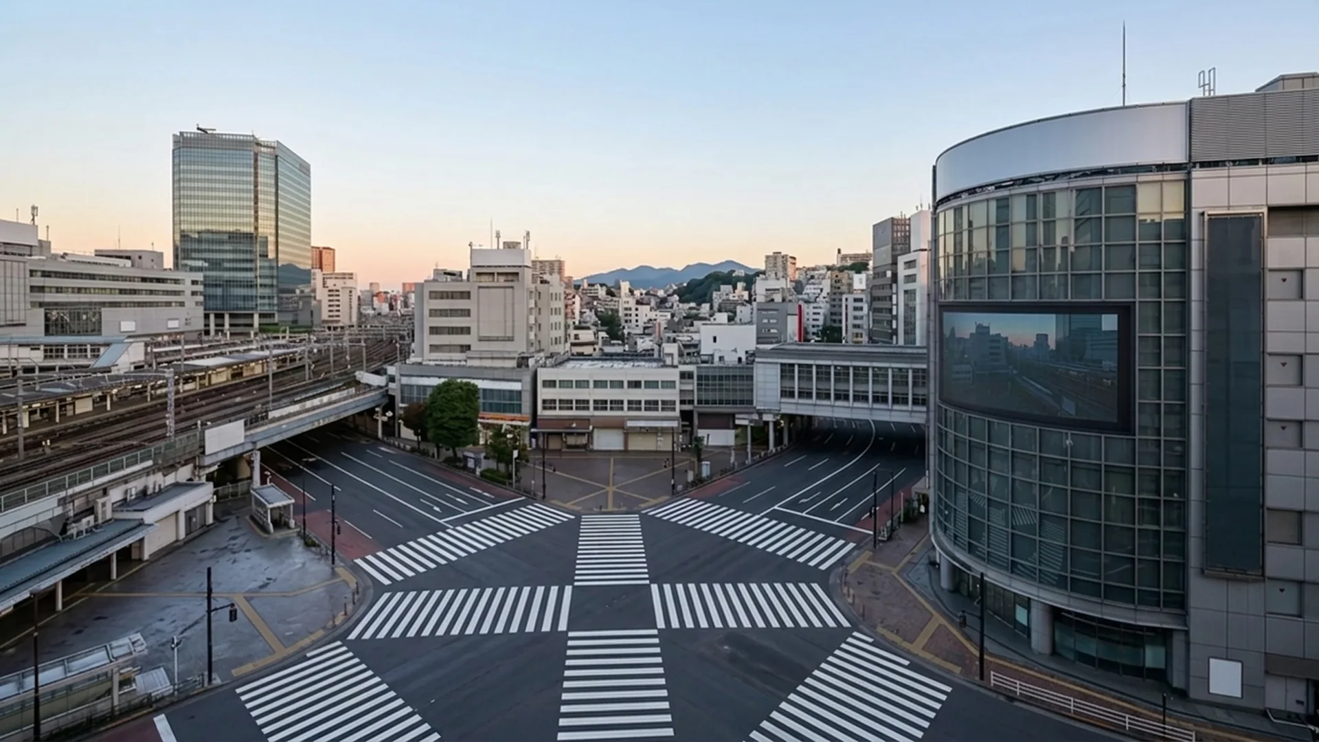 夜明けのスクランブル交差点を高い所から見下ろした風景